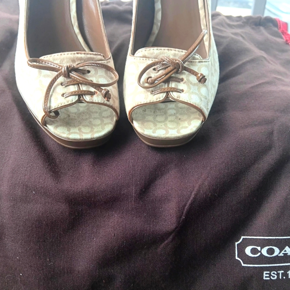 COACH SZ 7.5 NEVER WORN BEIGE/WHITE 3" heels